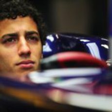 Daniel Ricciardo en el box de Toro Rosso