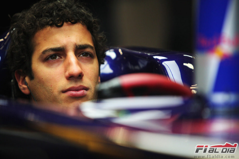 Daniel Ricciardo en el box de Toro Rosso