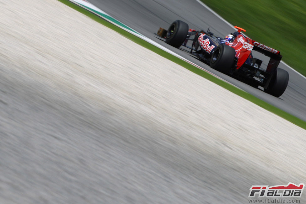 Daniel Ricciardo rueda en Mugello