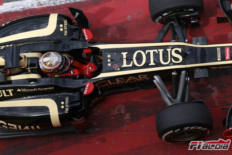 Romain Grosjean rueda por el pitlane de Mugello