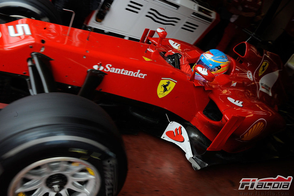 Fernando Alonso preparado para salir a pista