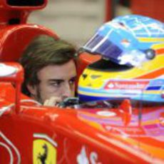 Fernando Alonso se concentra en su cockpit