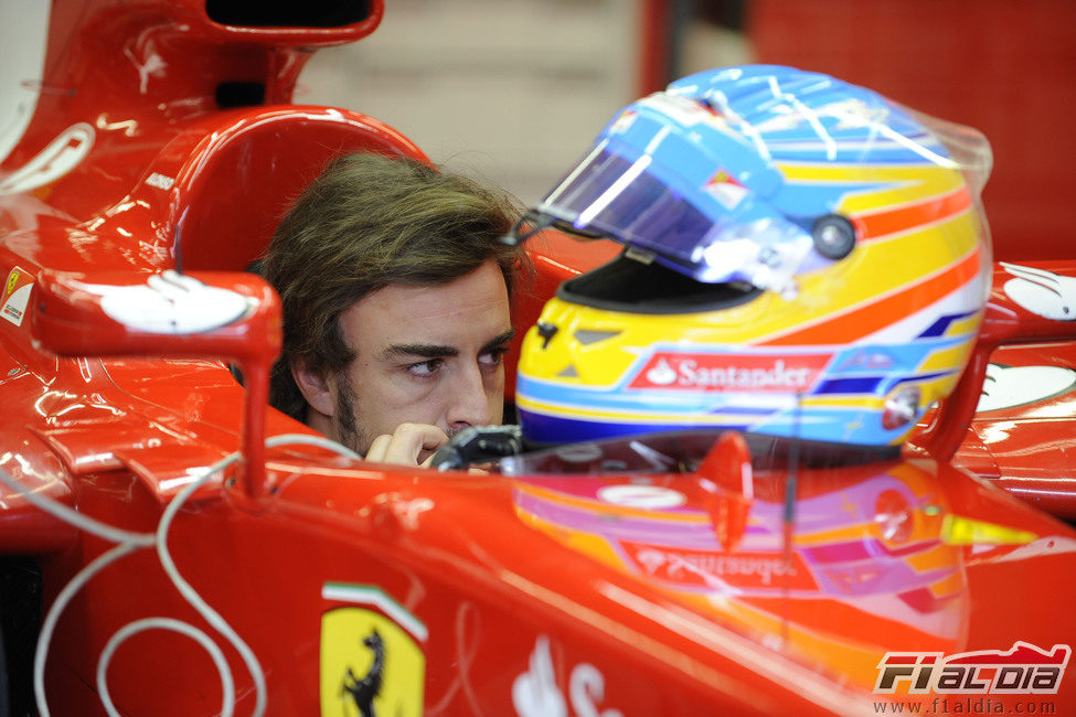 Fernando Alonso se concentra en su cockpit