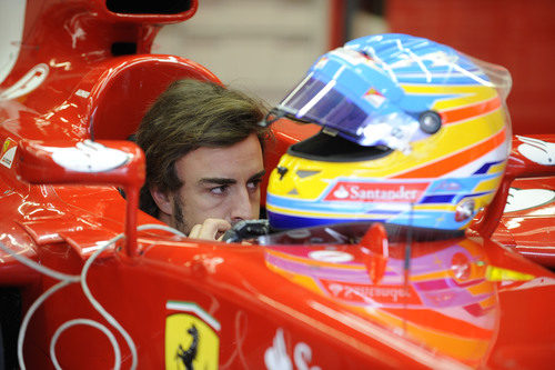 Fernando Alonso se concentra en su cockpit
