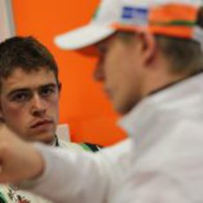 Paul di Resta observa a Nico Hülkenberg en Mugello