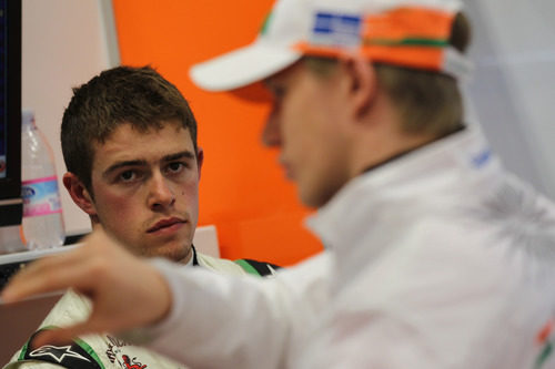 Paul di Resta observa a Nico Hülkenberg en Mugello