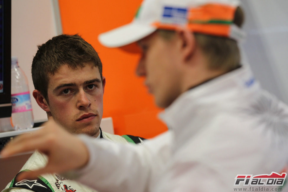 Paul di Resta observa a Nico Hülkenberg en Mugello