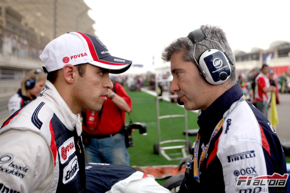 Pastor Maldonado y Xevi Pujolar en la parrilla de Baréin