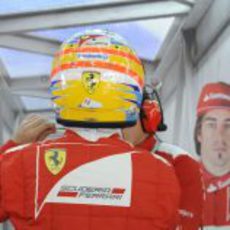 Fernando Alonso se pone su casco en el box de Baréin