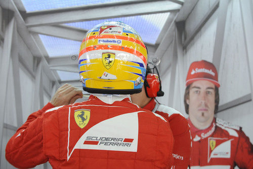 Fernando Alonso se pone su casco en el box de Baréin