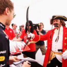 Un pirata le pide un autógrafo a Sebastian Vettel en Baréin 2012