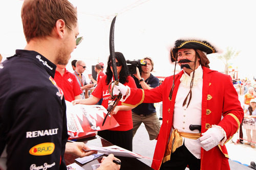 Un pirata le pide un autógrafo a Sebastian Vettel en Baréin 2012