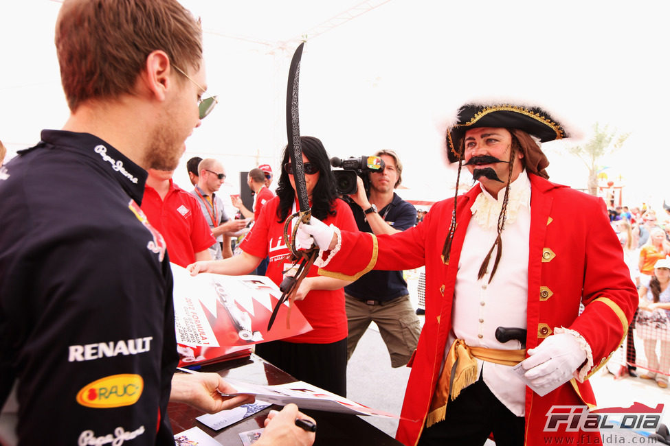 Un pirata le pide un autógrafo a Sebastian Vettel en Baréin 2012