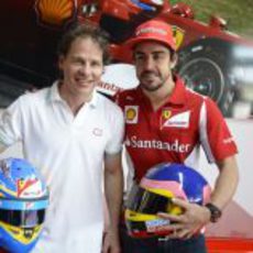 Jacques Villeneuve junto a Fernando Alonso en Maranello