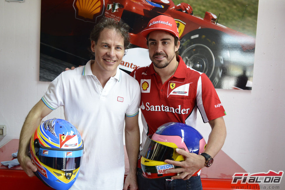 Jacques Villeneuve junto a Fernando Alonso en Maranello
