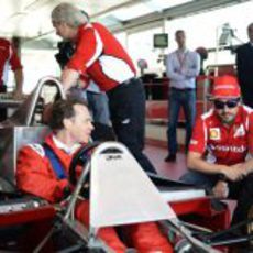 Jacques Villeneuve sentado en el Ferrari 312 T4 junto a Fernando Alonso