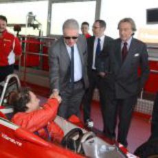 Piero Ferrari saluda a Jacques Villeneuve en Fiorano