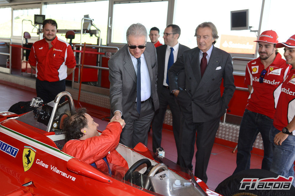 Piero Ferrari saluda a Jacques Villeneuve en Fiorano