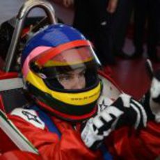 Jacques Villeneuve se pone el casco y los guantes en Fiorano