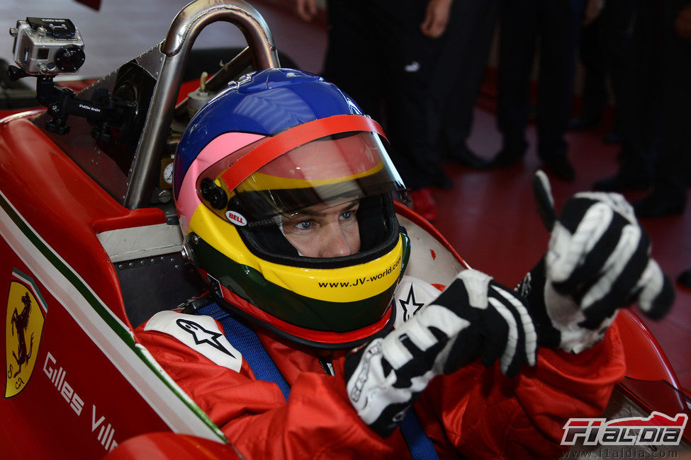 Jacques Villeneuve se pone el casco y los guantes en Fiorano