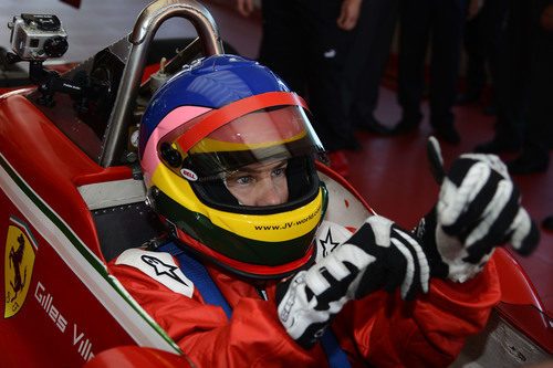 Jacques Villeneuve se pone el casco y los guantes en Fiorano