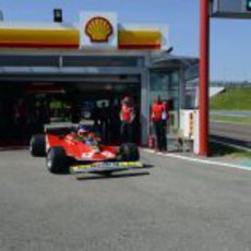 Jacques Villeneuve sale a pista con el Ferrari 312 T4 de su padre