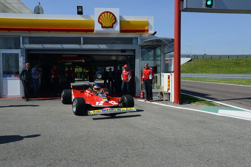 Jacques Villeneuve sale a pista con el Ferrari 312 T4 de su padre