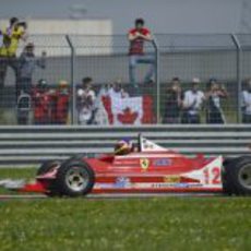 El Ferrari 312 T4 rueda en Fiorano con Jacques Villeneuve