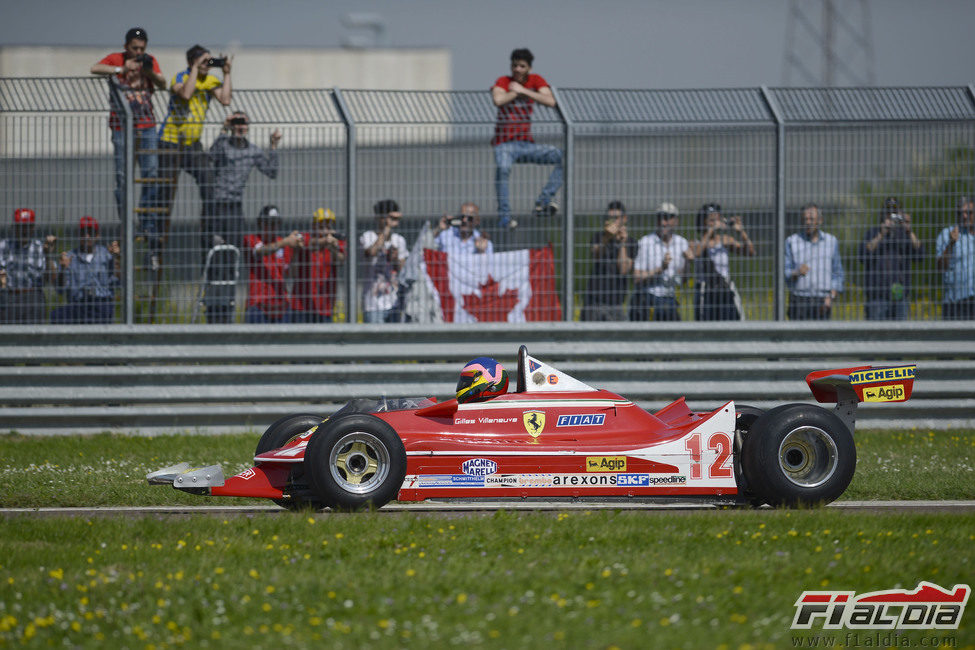 El Ferrari 312 T4 rueda en Fiorano con Jacques Villeneuve