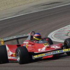 Jacques y el Ferrari 312 T4 en plena curva de Fiorano