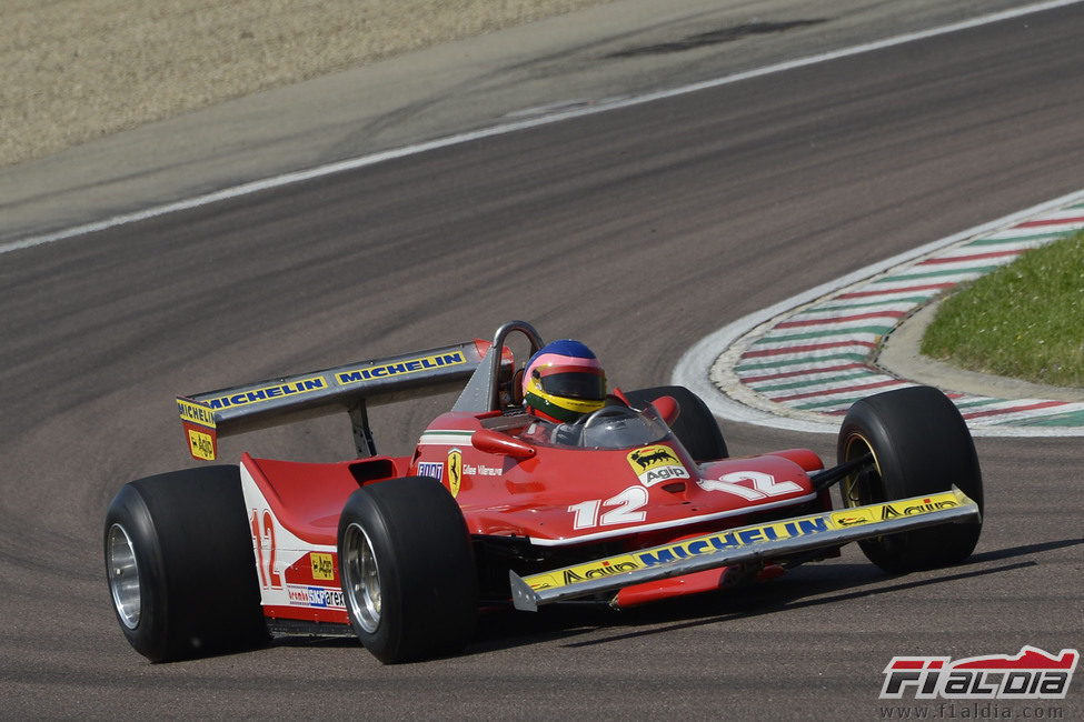 Jacques y el Ferrari 312 T4 en plena curva de Fiorano
