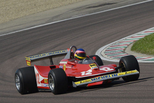 Jacques y el Ferrari 312 T4 en plena curva de Fiorano