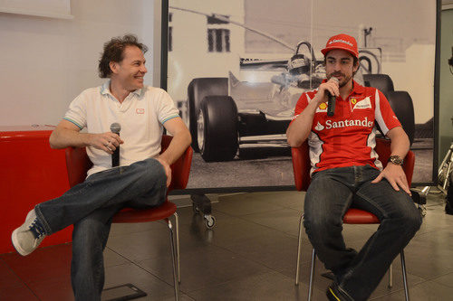 Jacques Villeneuve y Fernando Alonso en la rueda de prensa de Fiorano