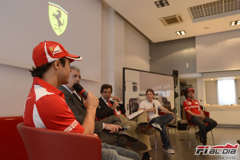 Felipe Massa en la rueda de prensa de Fiorano