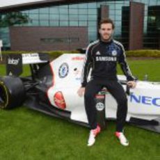 Juan Mata sentado en el Sauber