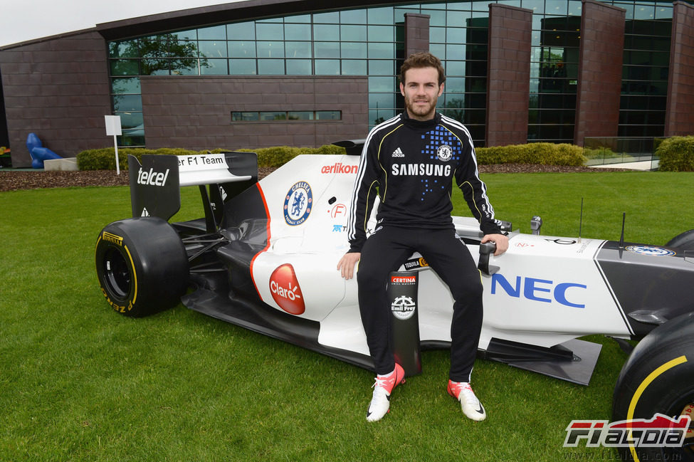 Juan Mata sentado en el Sauber