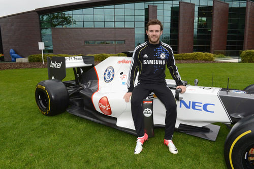 Juan Mata sentado en el Sauber