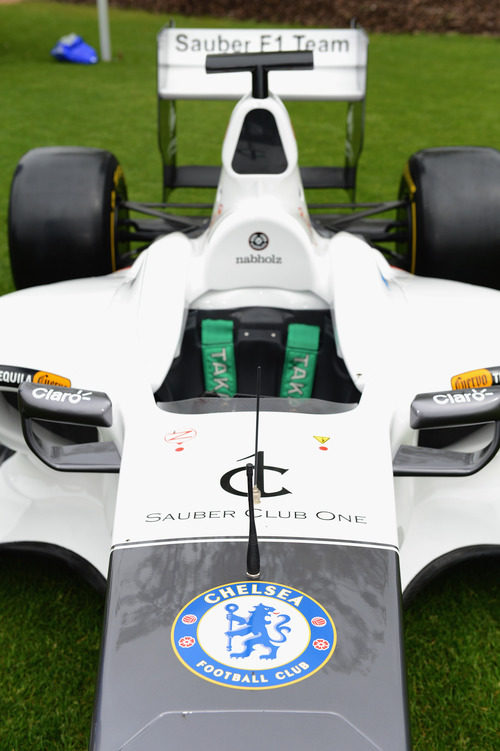 El escudo del Chelsea FC sobre el morro del Sauber