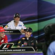 Fernando Alonso y Sebastian Vettel se divierten en la rueda de prensa de la FIA