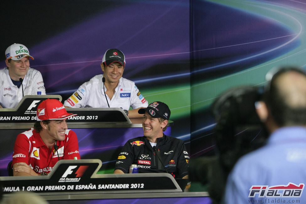 Fernando Alonso y Sebastian Vettel se divierten en la rueda de prensa de la FIA