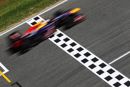 Sebastian Vettel cruza la línea de meta en el Circuit de Catalunya