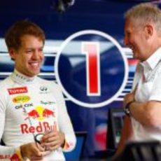 Sebastian Vettel y Helmut Marko sonrientes en el box de Red Bull