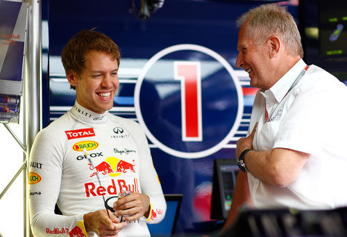 Sebastian Vettel y Helmut Marko sonrientes en el box de Red Bull