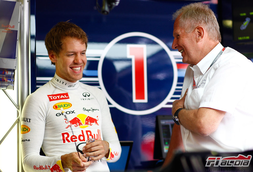 Sebastian Vettel y Helmut Marko sonrientes en el box de Red Bull