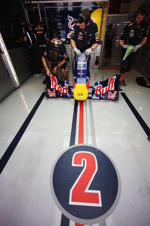 Un alerón delantero esperando en el box de Mark Webber