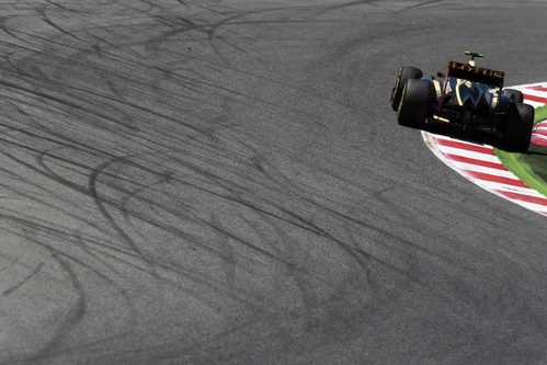Romain Grosjean con su Lotus E20 en el Circuit de Catalunya