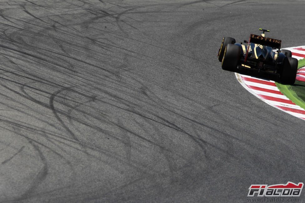 Romain Grosjean con su Lotus E20 en el Circuit de Catalunya