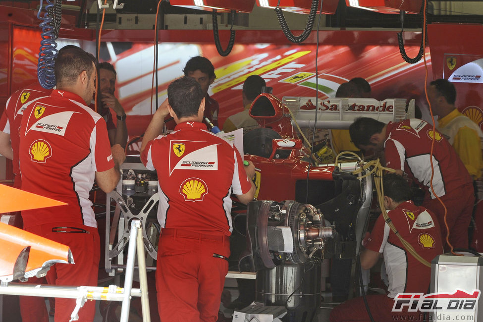 Los mecánicos de Ferrari ponen a punto el F2012 en Montmeló