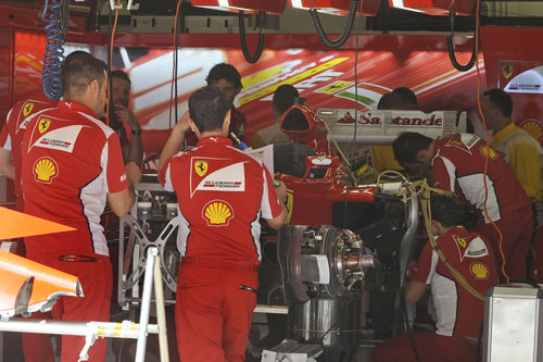 Los mecánicos de Ferrari ponen a punto el F2012 en Montmeló