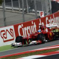 Fernando Alonso rueda en los libres de Montmeló